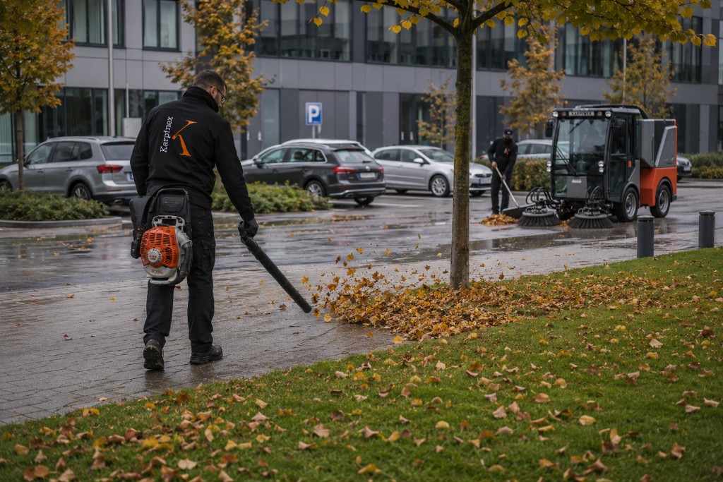 Jesienne utrzymanie terenów zewnętrznych w Krakowie - liście, chodniki, parkingi